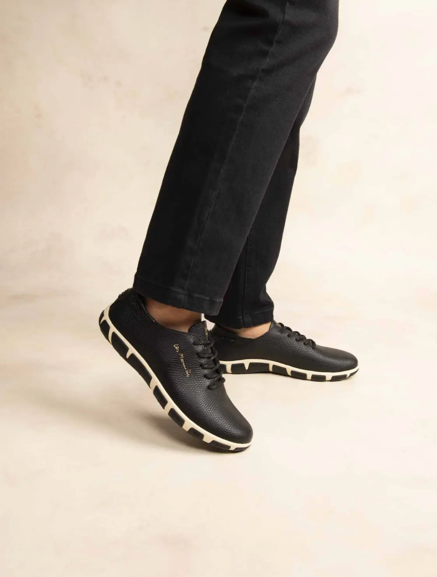 Tennis Jazaru TBS en cuir noir embossé effet serpent portées avec pantalon noir