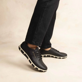 Tennis Jazaru TBS en cuir noir embossé effet serpent portées avec pantalon noir