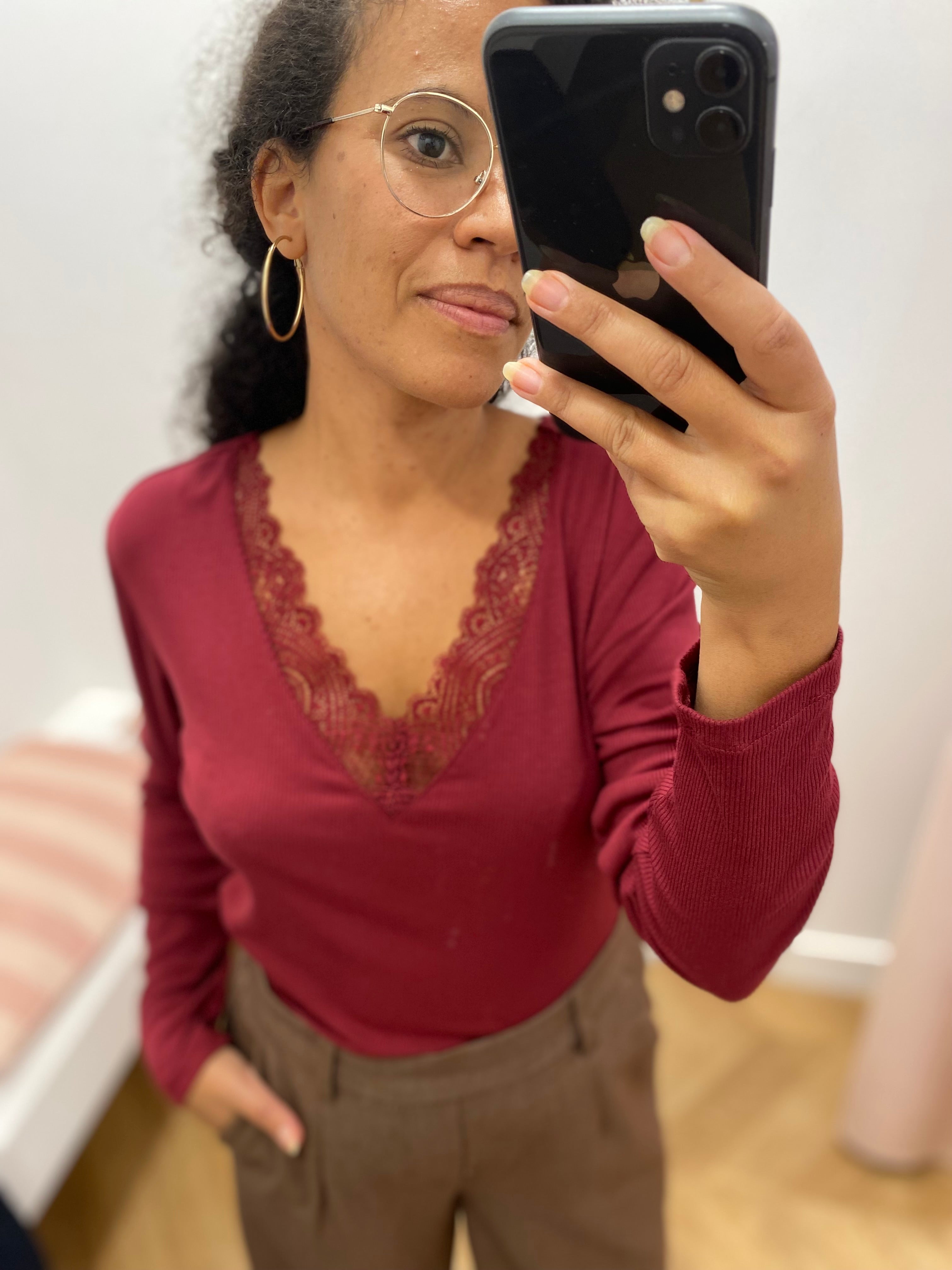 Top TS310W26 Lola Espeleta Cabernet – porté de face avec décolleté en dentelle