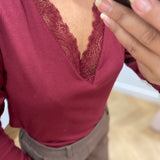 Top TS310W26 Lola Espeleta Cabernet – détail du décolleté en V bordé de dentelle