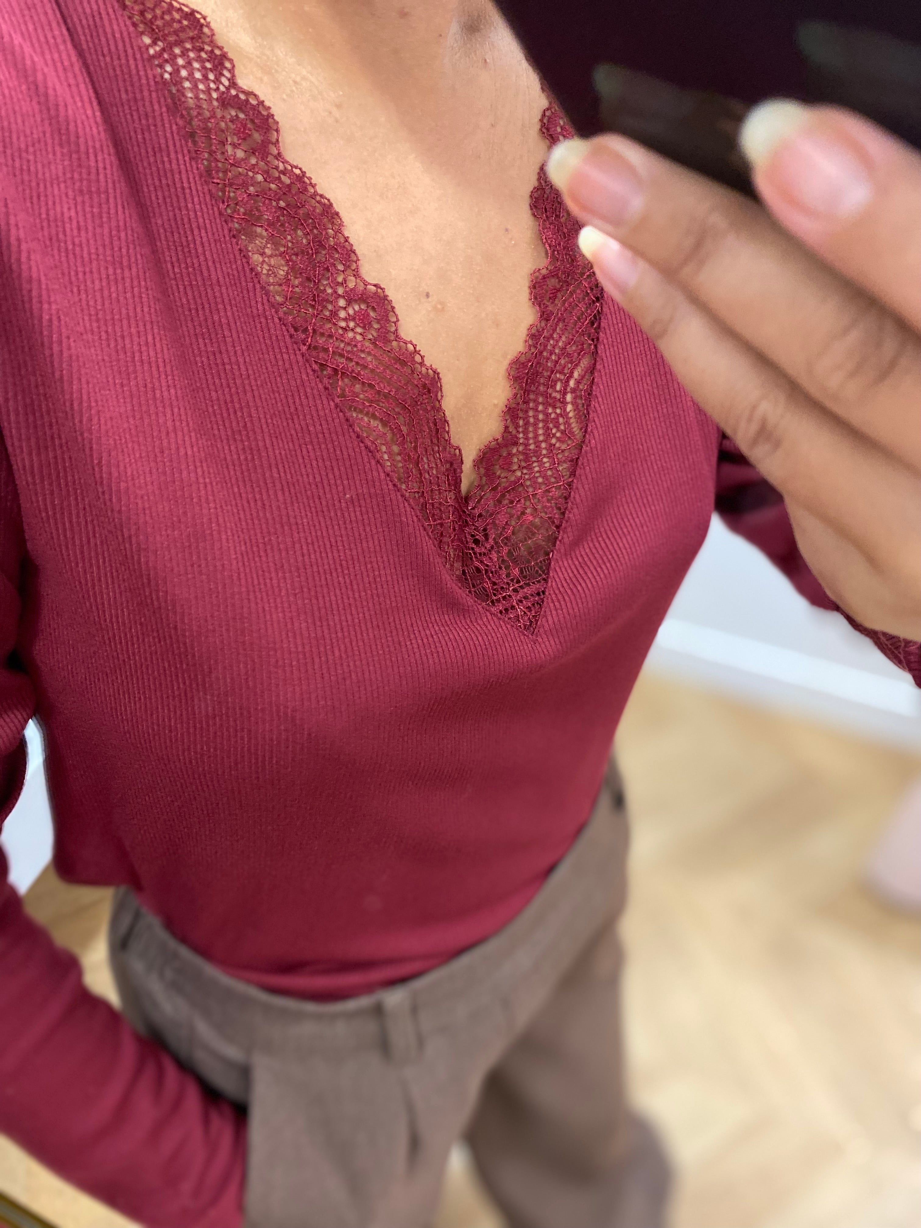 Top TS310W26 Lola Espeleta Cabernet – détail du décolleté en V bordé de dentelle