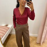 Top TS310W26 Lola Espeleta Cabernet – vue portée avec pantalon large