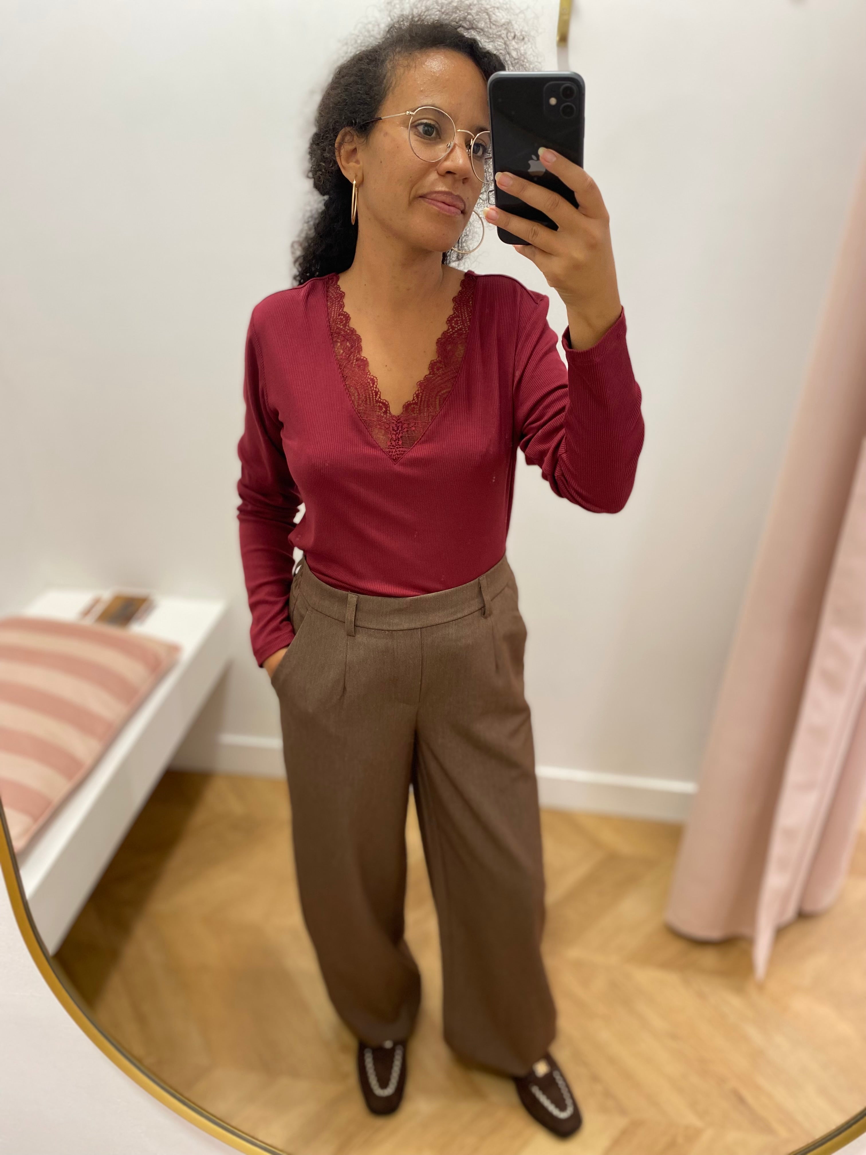 Top TS310W26 Lola Espeleta Cabernet – vue portée avec pantalon large