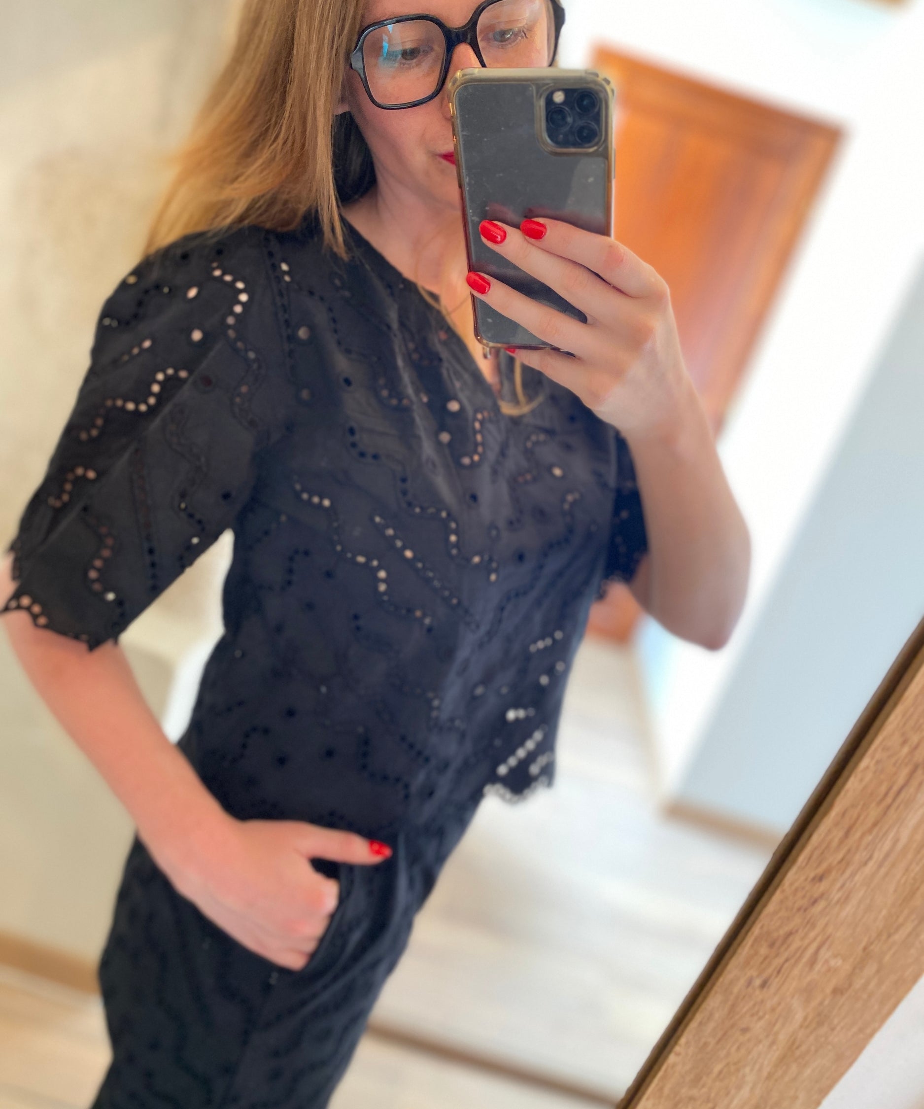 Liam embroidered short blouse - Black - SUNCOO