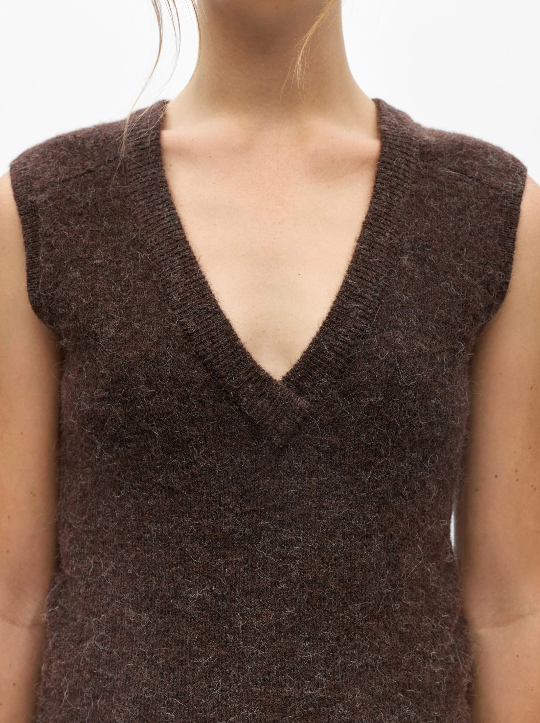 Gilet sans manches OBJDENISI OBJECT marron – détail du décolleté en V et de la maille