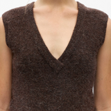 Gilet sans manches OBJDENISI OBJECT marron – détail du décolleté en V et de la maille