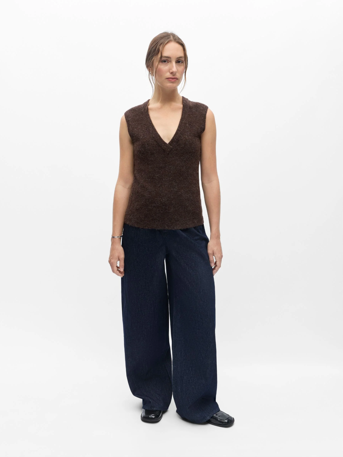 Gilet sans manches OBJDENISI OBJECT marron – porté de face avec jean large