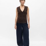 Gilet sans manches OBJDENISI OBJECT marron – porté de face avec jean large