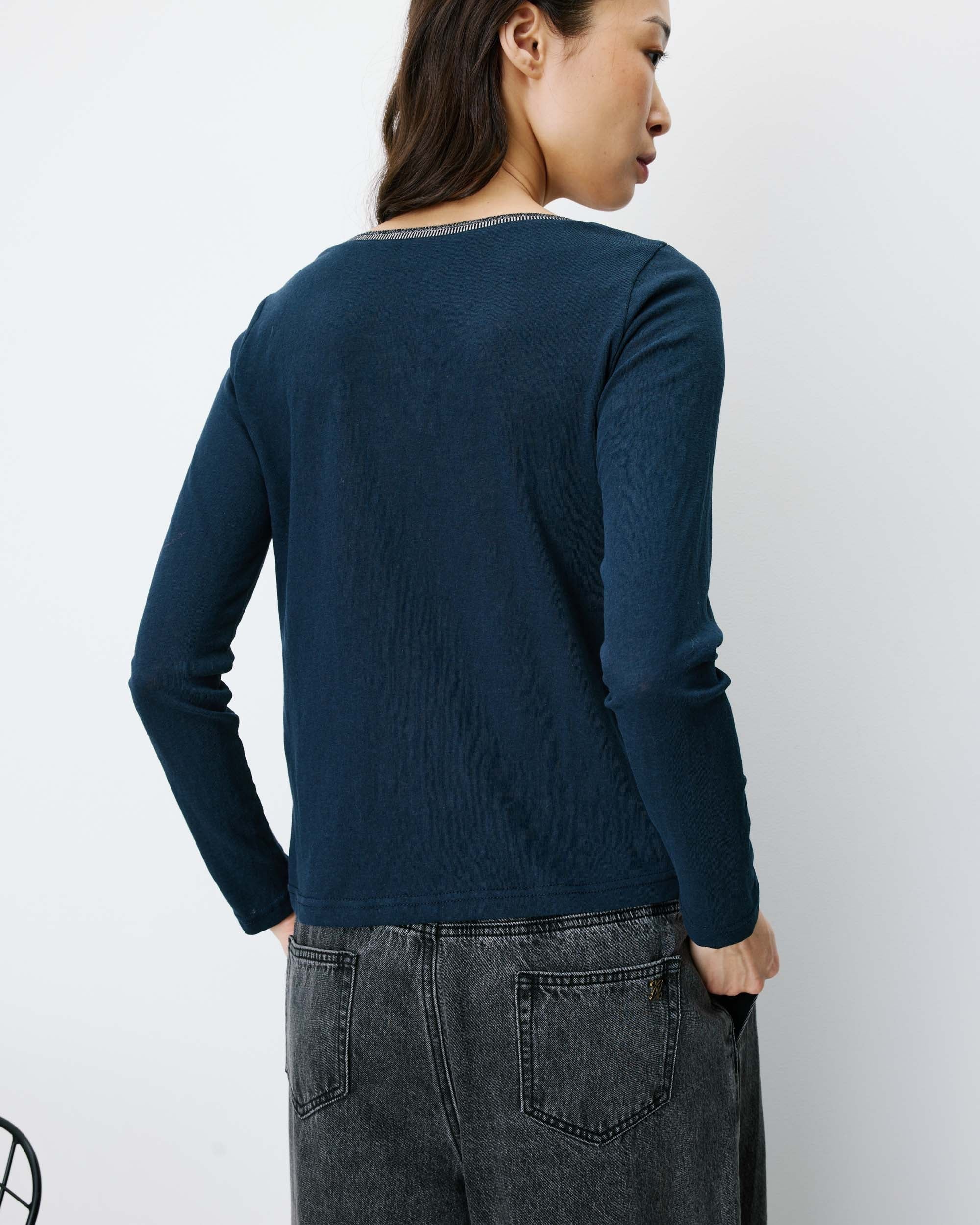 T-shirt ABRICOT GRACE & MILA marine – porté de dos