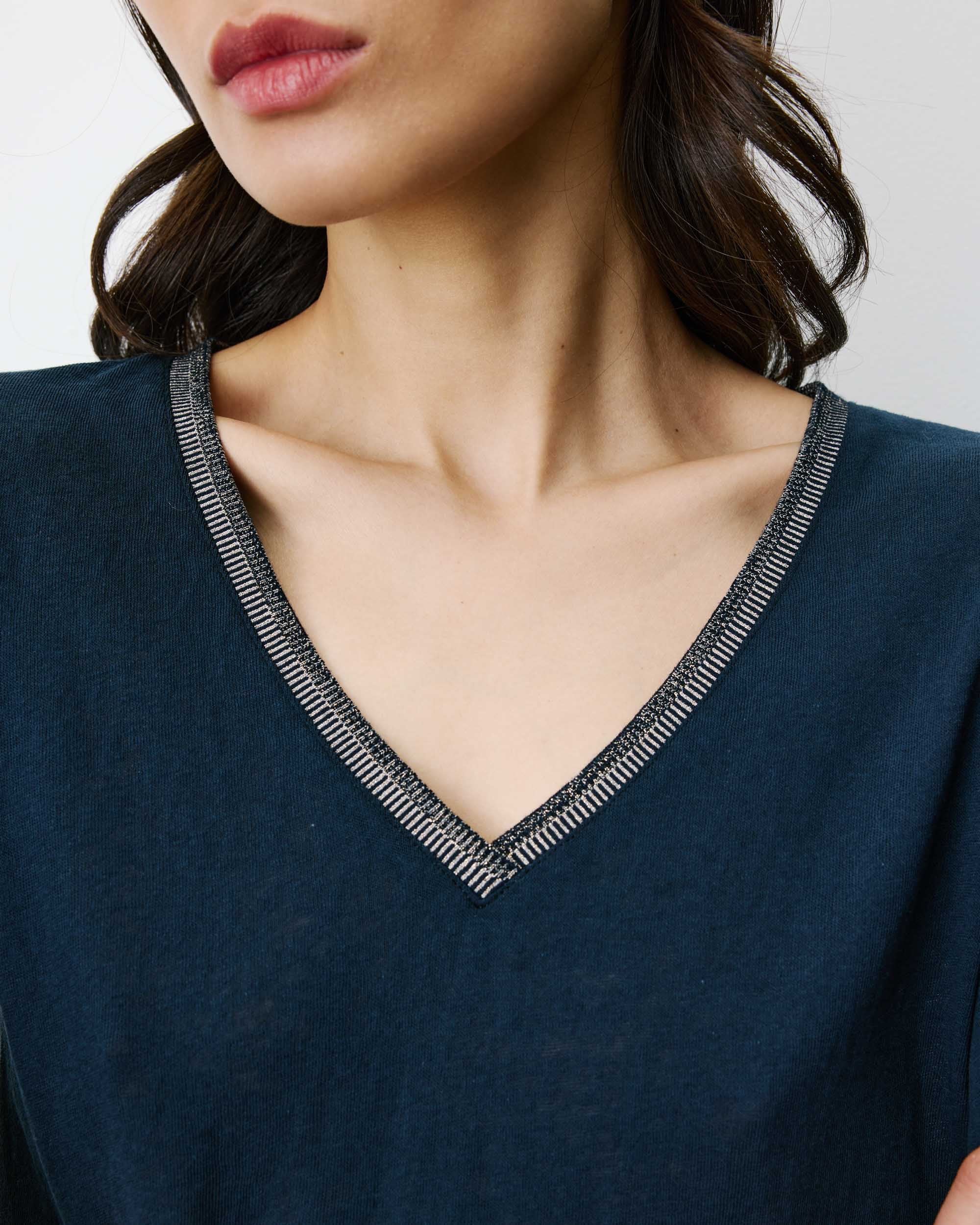 T-shirt ABRICOT GRACE & MILA marine – détail col V bordé de lurex