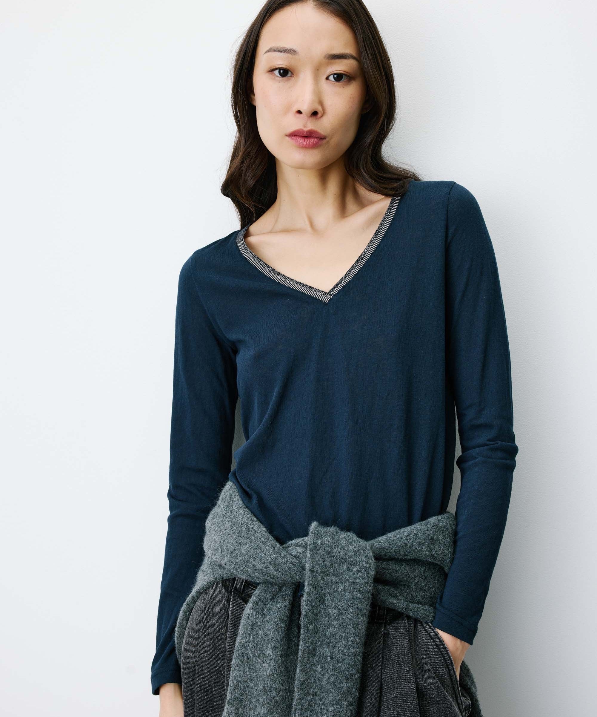 T-shirt ABRICOT GRACE & MILA marine – détail coupe et encolure V en lurex