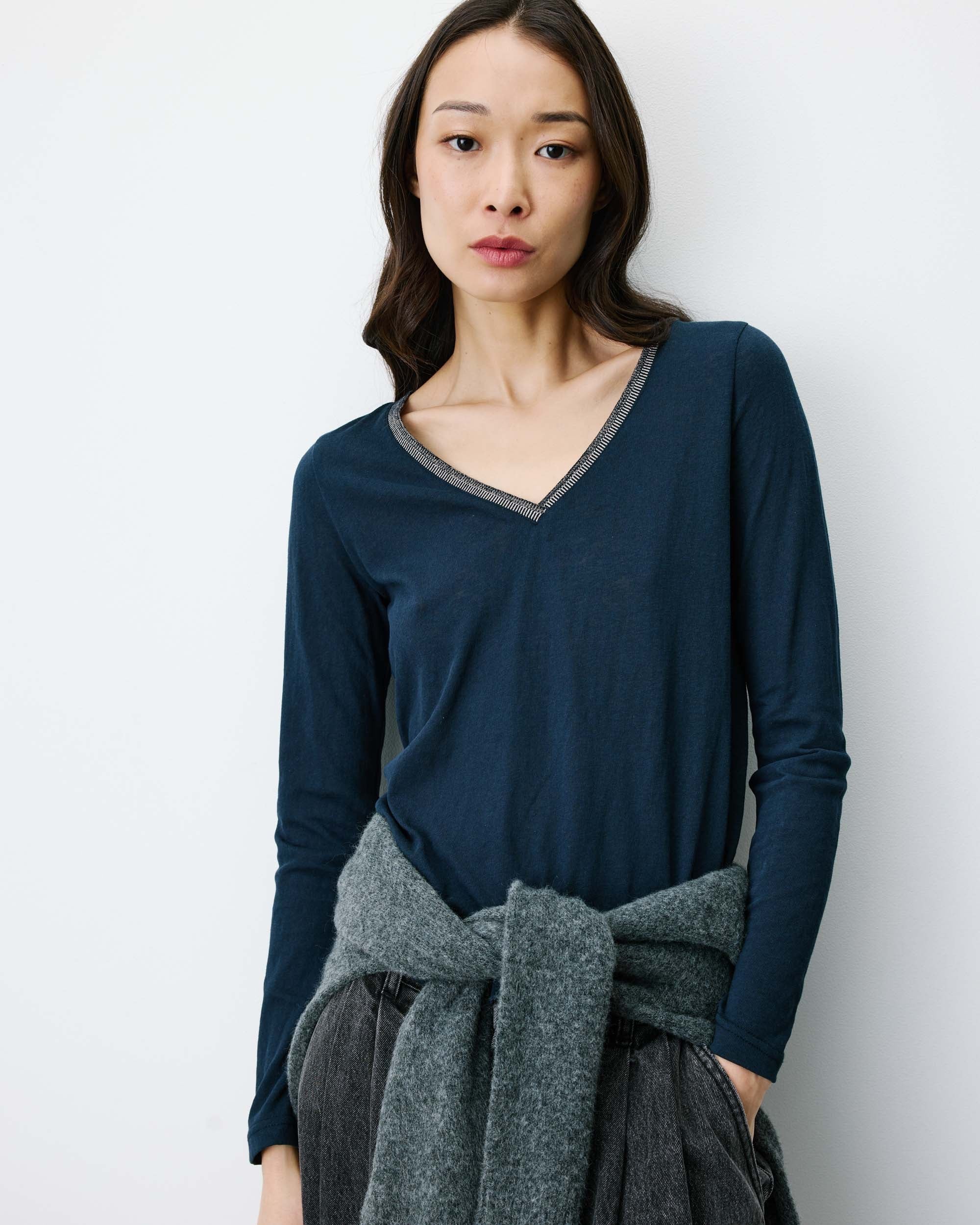 T-shirt ABRICOT GRACE & MILA marine – détail coupe et encolure V en lurex