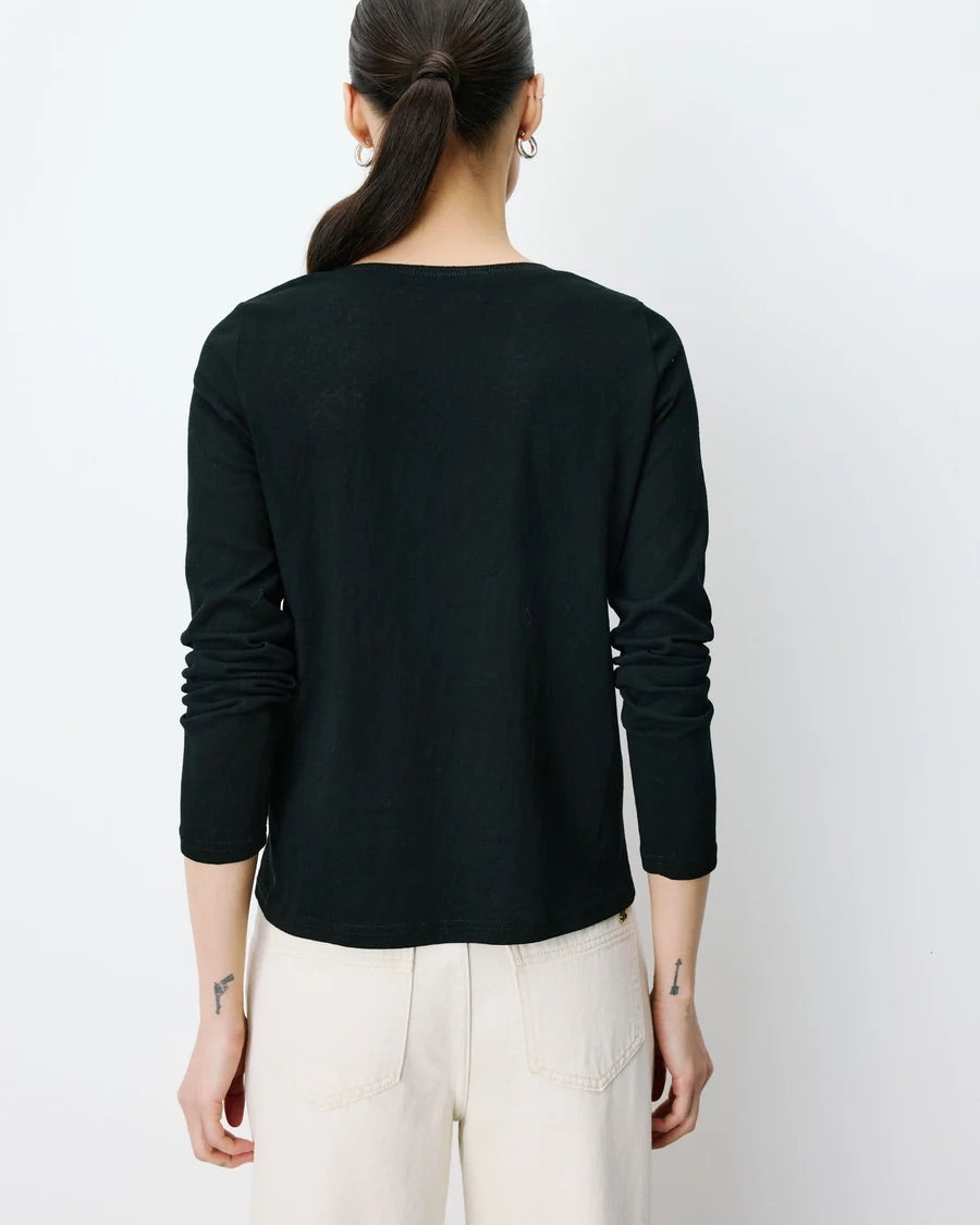 T-shirt ABRICOT GRACE & MILA noir – porté de dos avec pantalon blanc