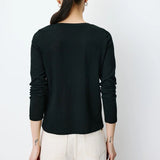 T-shirt ABRICOT GRACE & MILA noir – porté de dos avec pantalon blanc