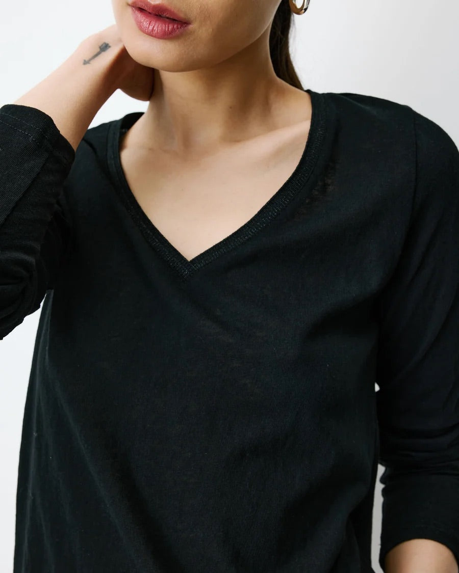 T-shirt ABRICOT GRACE & MILA noir – détail du col V avec bordure en lurex