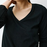 T-shirt ABRICOT GRACE & MILA noir – détail du col V avec bordure en lurex