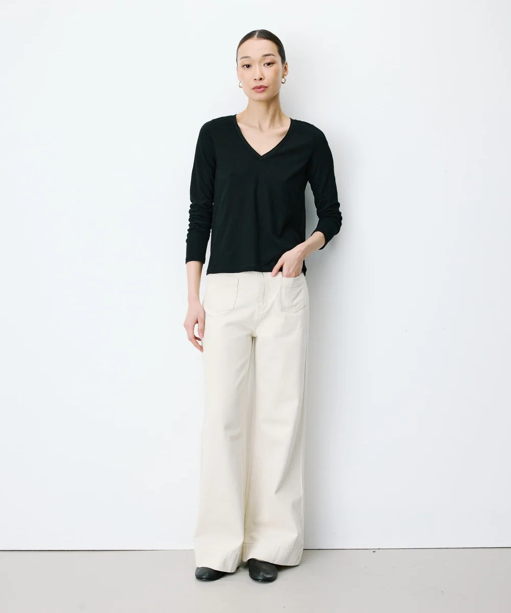 T-shirt ABRICOT GRACE & MILA noir – porté de face avec pantalon large blanc