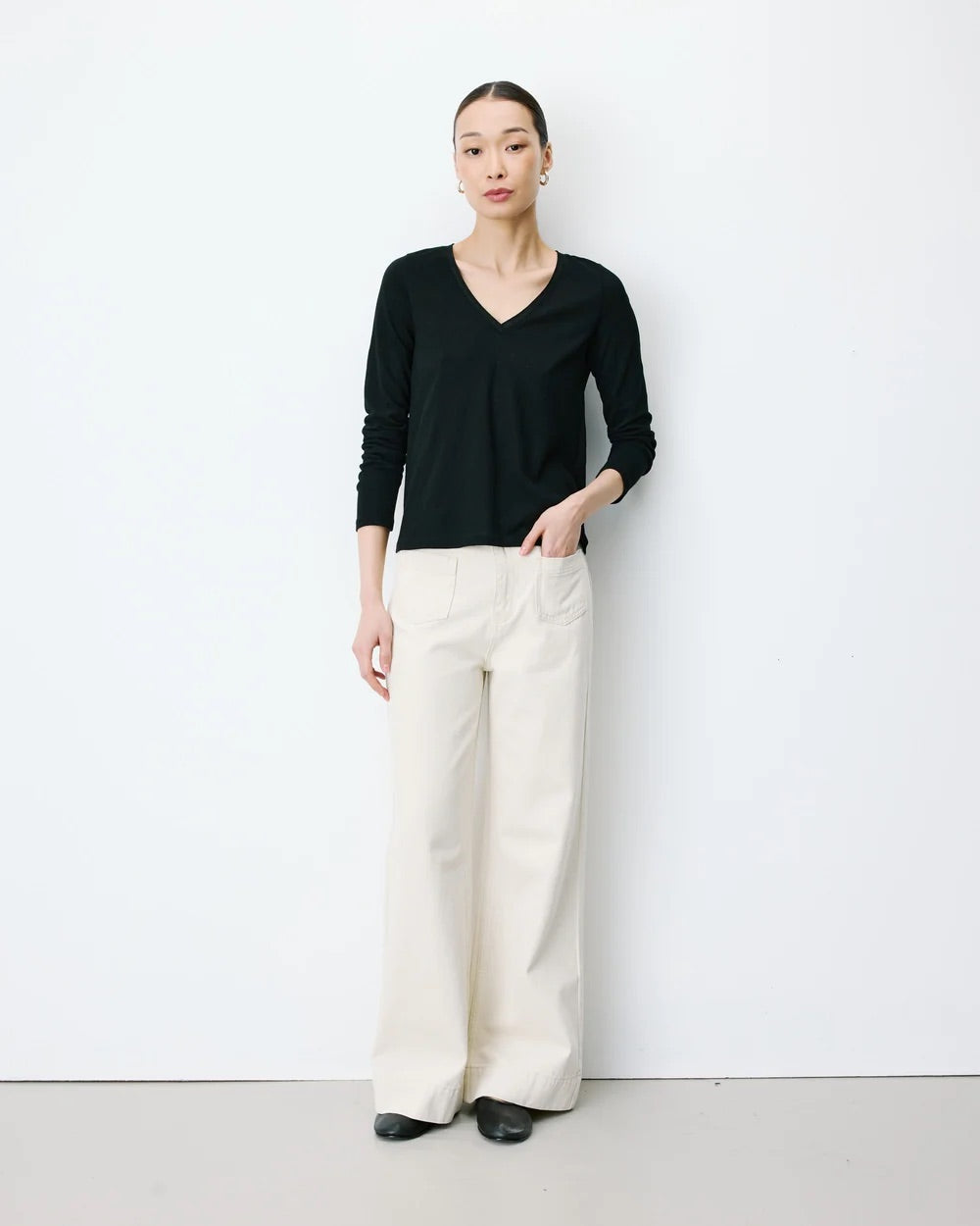 T-shirt ABRICOT GRACE & MILA noir – porté de face avec pantalon large blanc