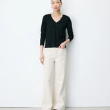 T-shirt ABRICOT GRACE & MILA noir – porté de face avec pantalon large blanc
