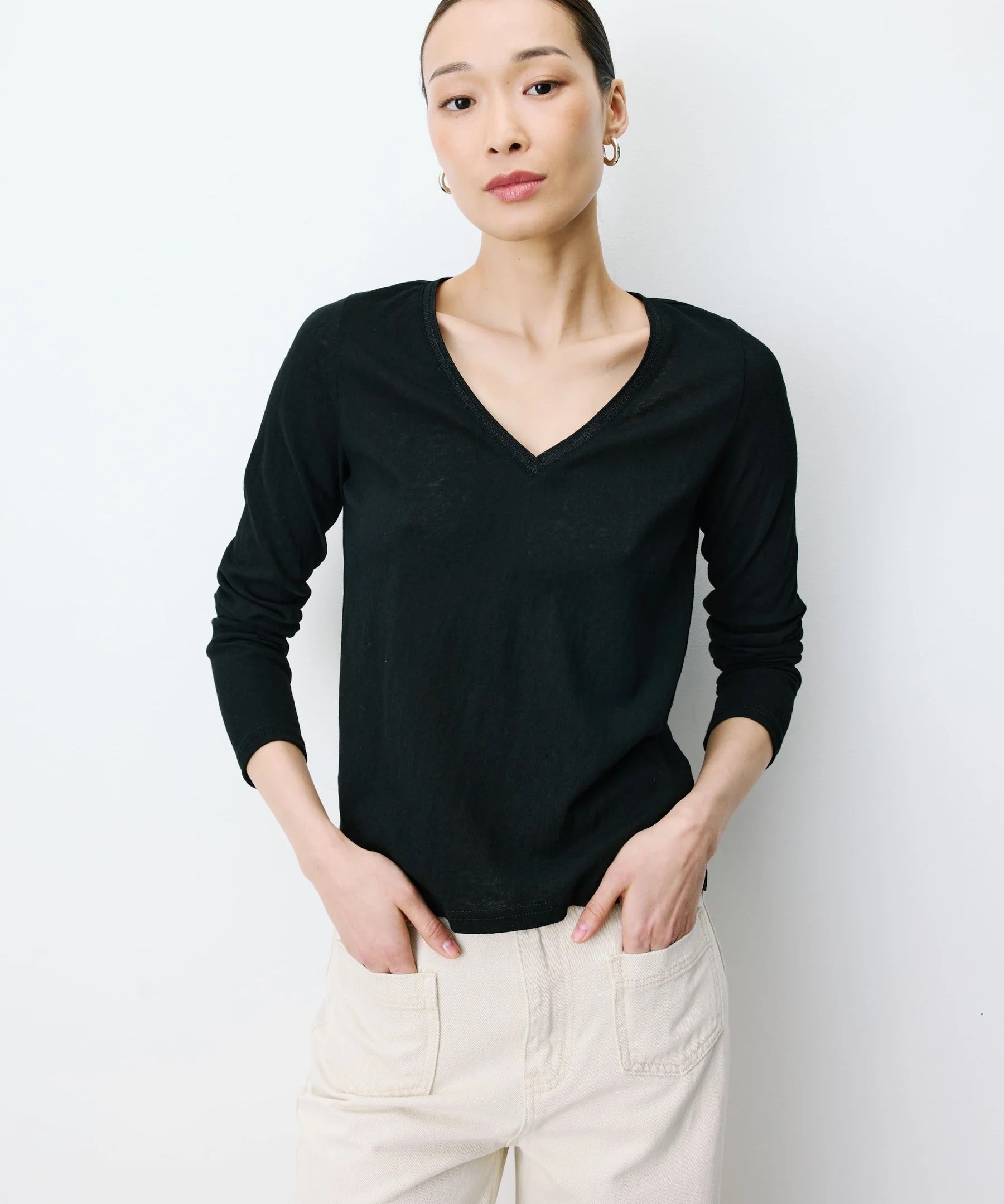 T-shirt ABRICOT GRACE & MILA noir – vue portée de face et détail de la coupe droite