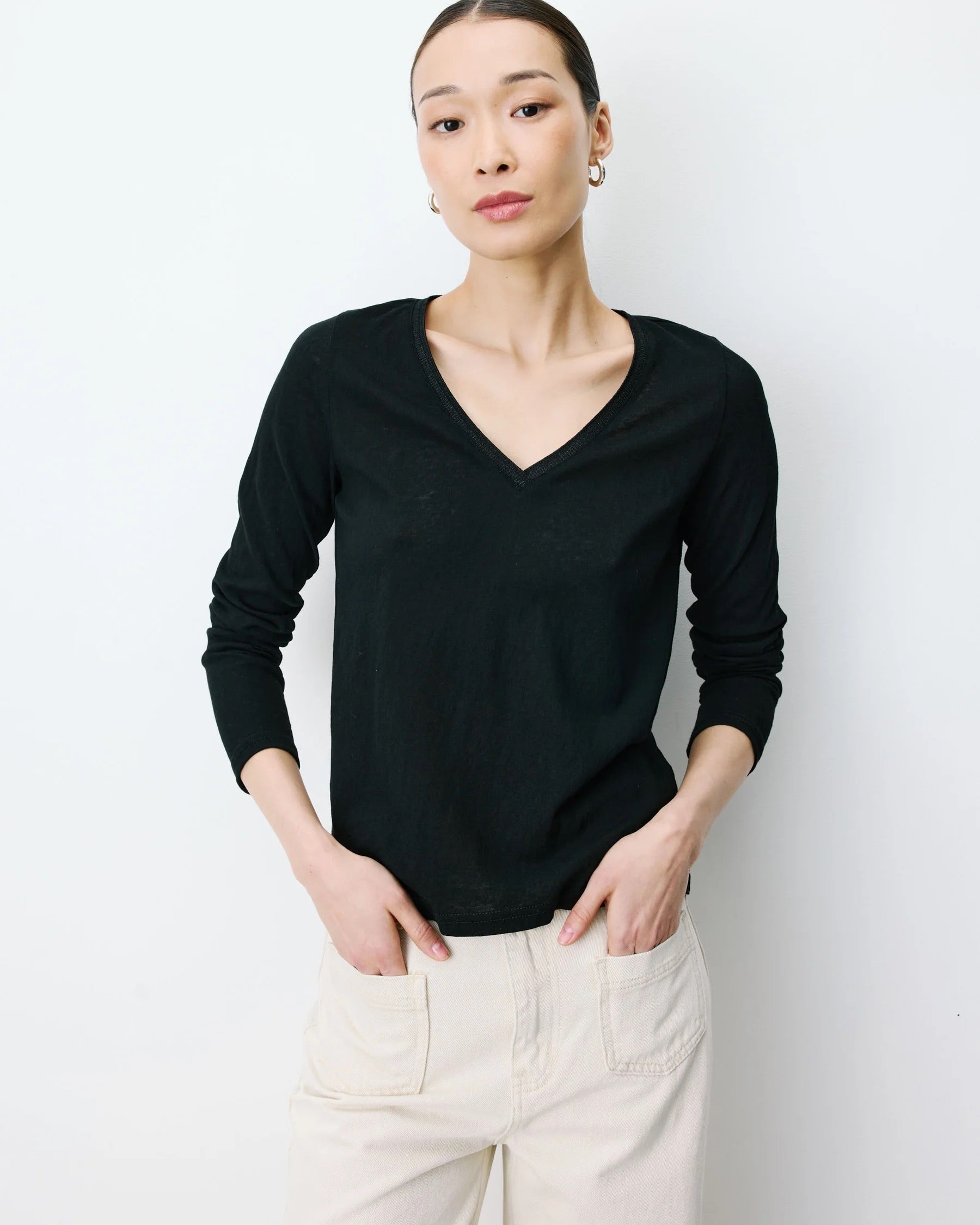 T-shirt ABRICOT GRACE & MILA noir – vue portée de face et détail de la coupe droite