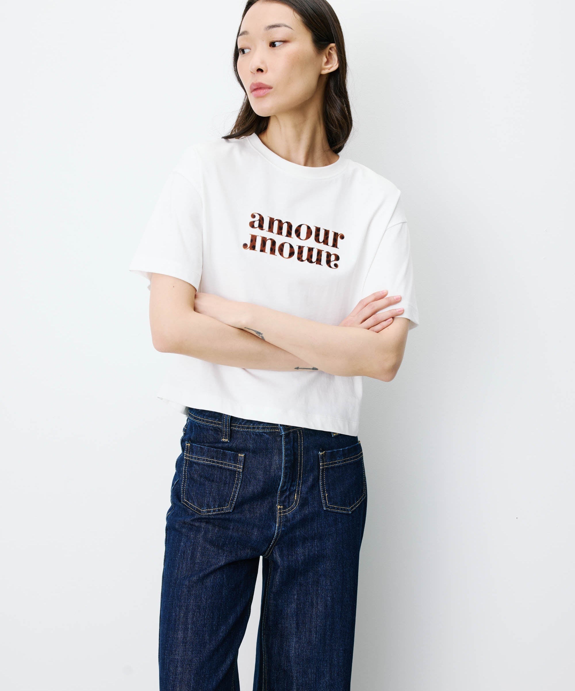 T-shirt ANIS GRACE & MILA Ivoire – détail coupe courte et inscription