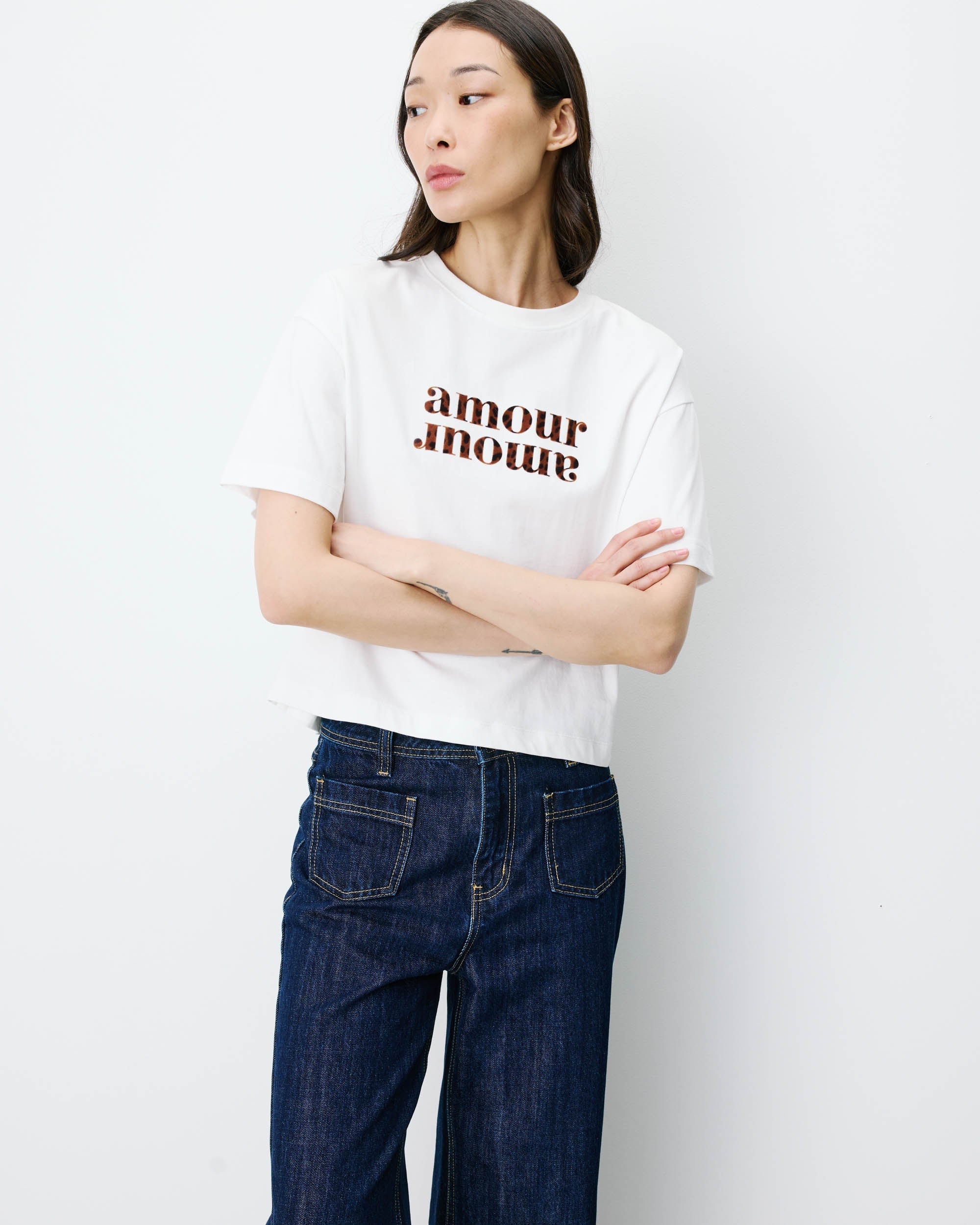 T-shirt ANIS GRACE & MILA Ivoire – détail coupe courte et inscription