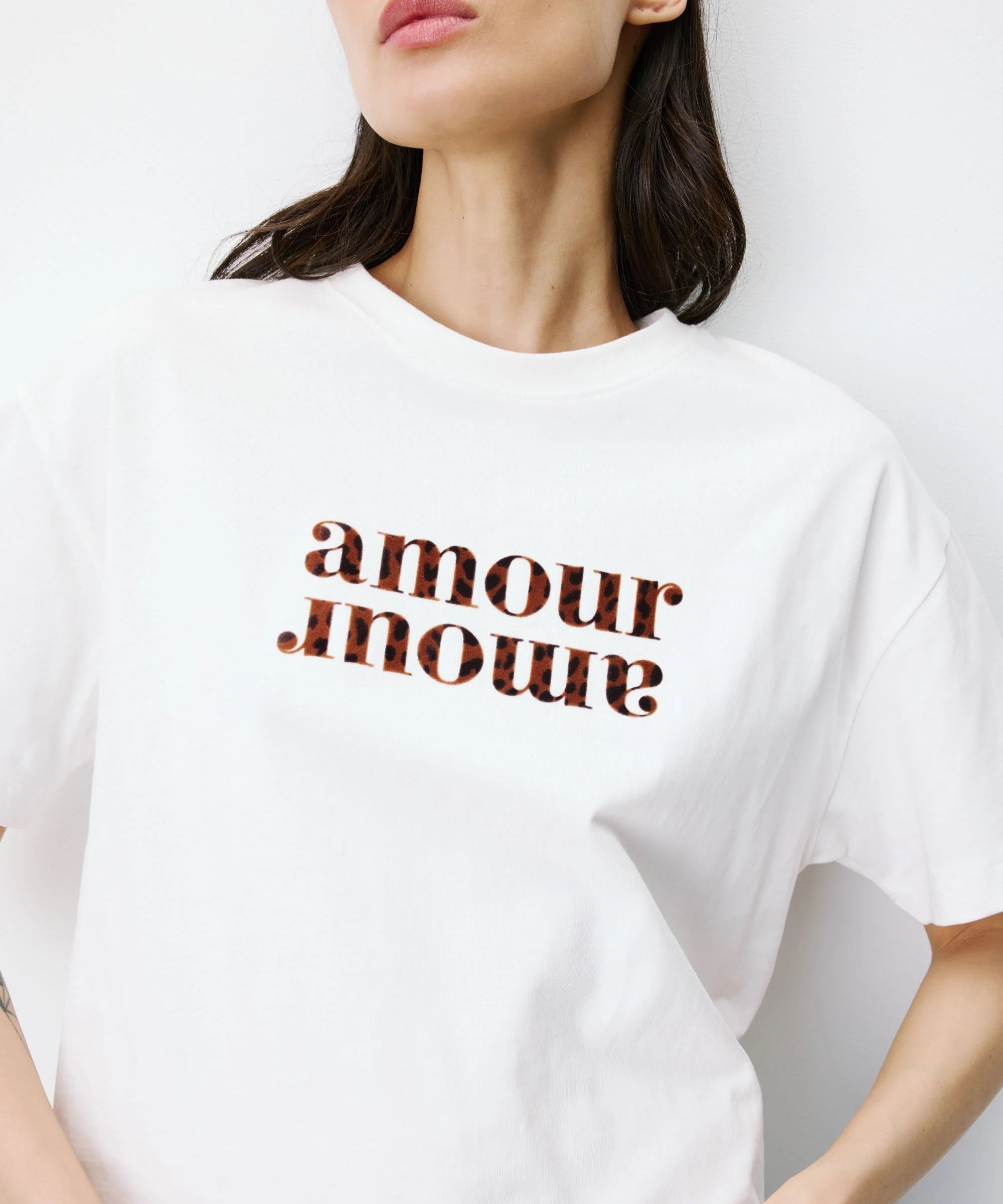 T-shirt ANIS GRACE & MILA Ivoire – détail inscription Amour Amour effet léopard