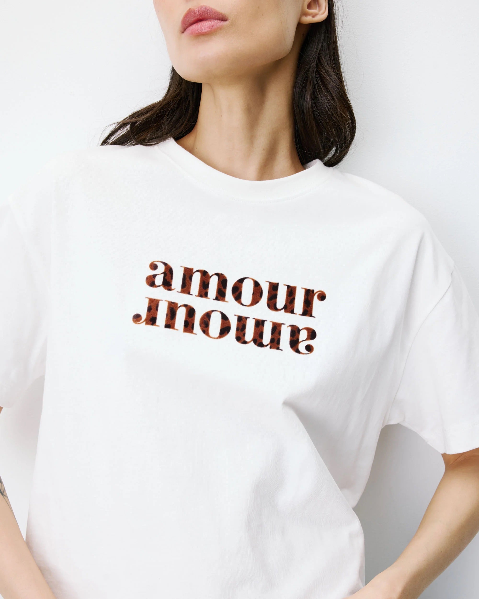 T-shirt ANIS GRACE & MILA Ivoire – détail inscription Amour Amour effet léopard