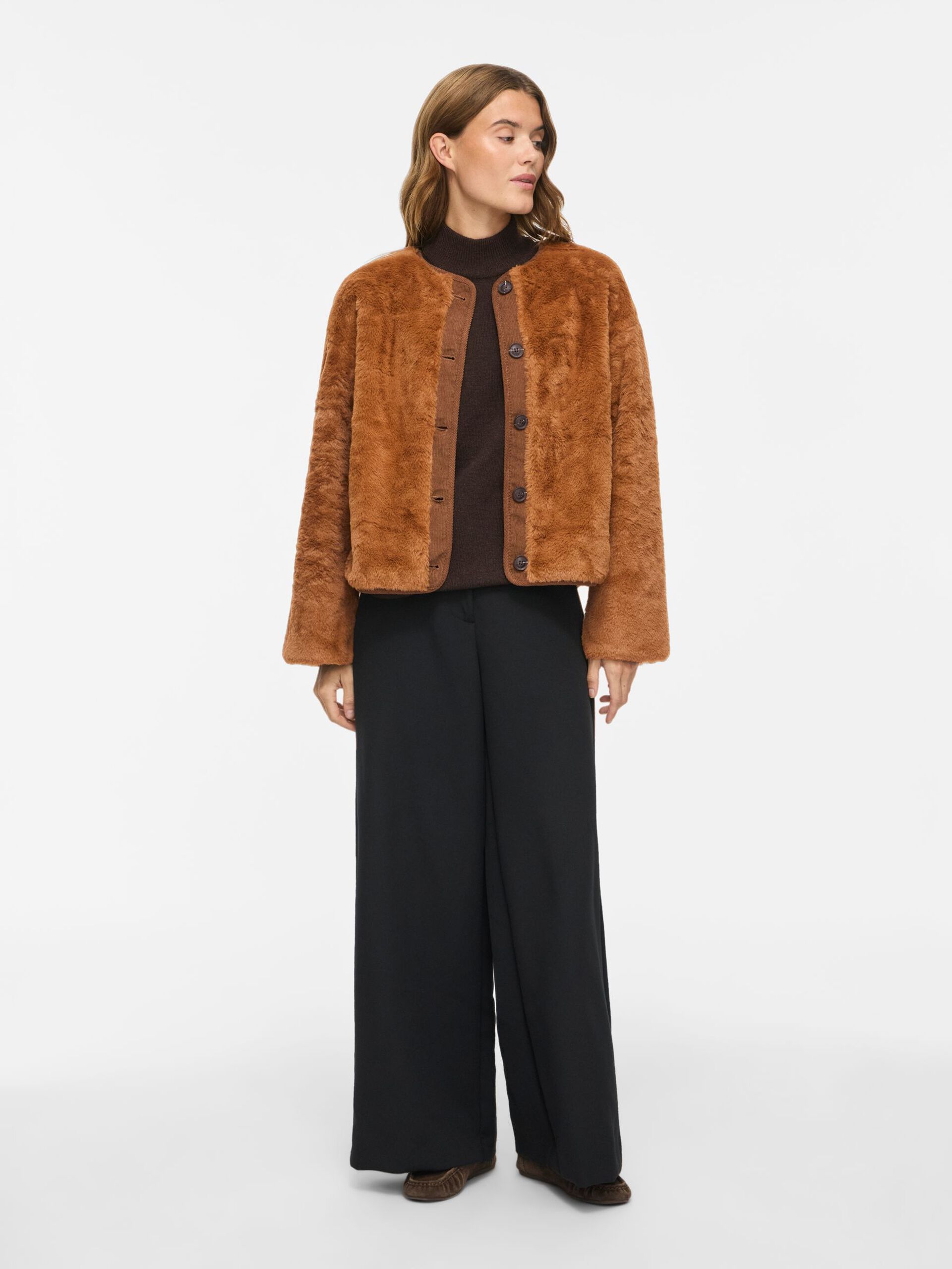 Veste VIAVO VILA Nuthatch – portée ouverte avec pantalon noir