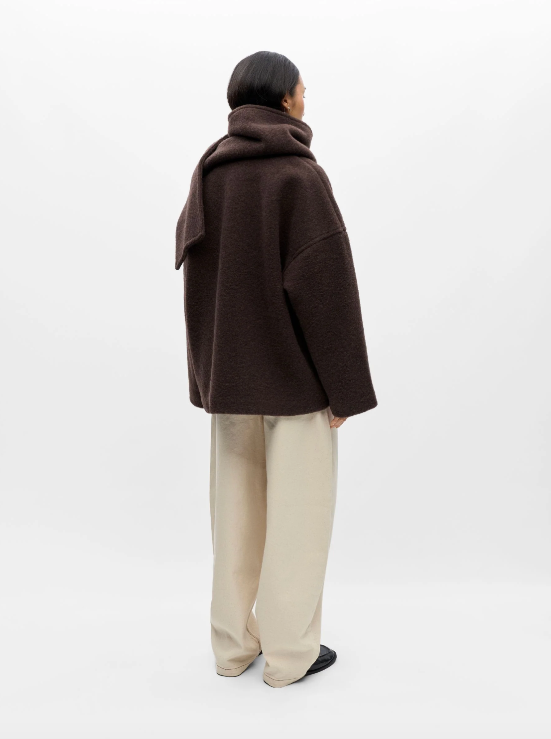 Veste OBJMAISE OBJECT marron – vue portée de dos avec écharpe