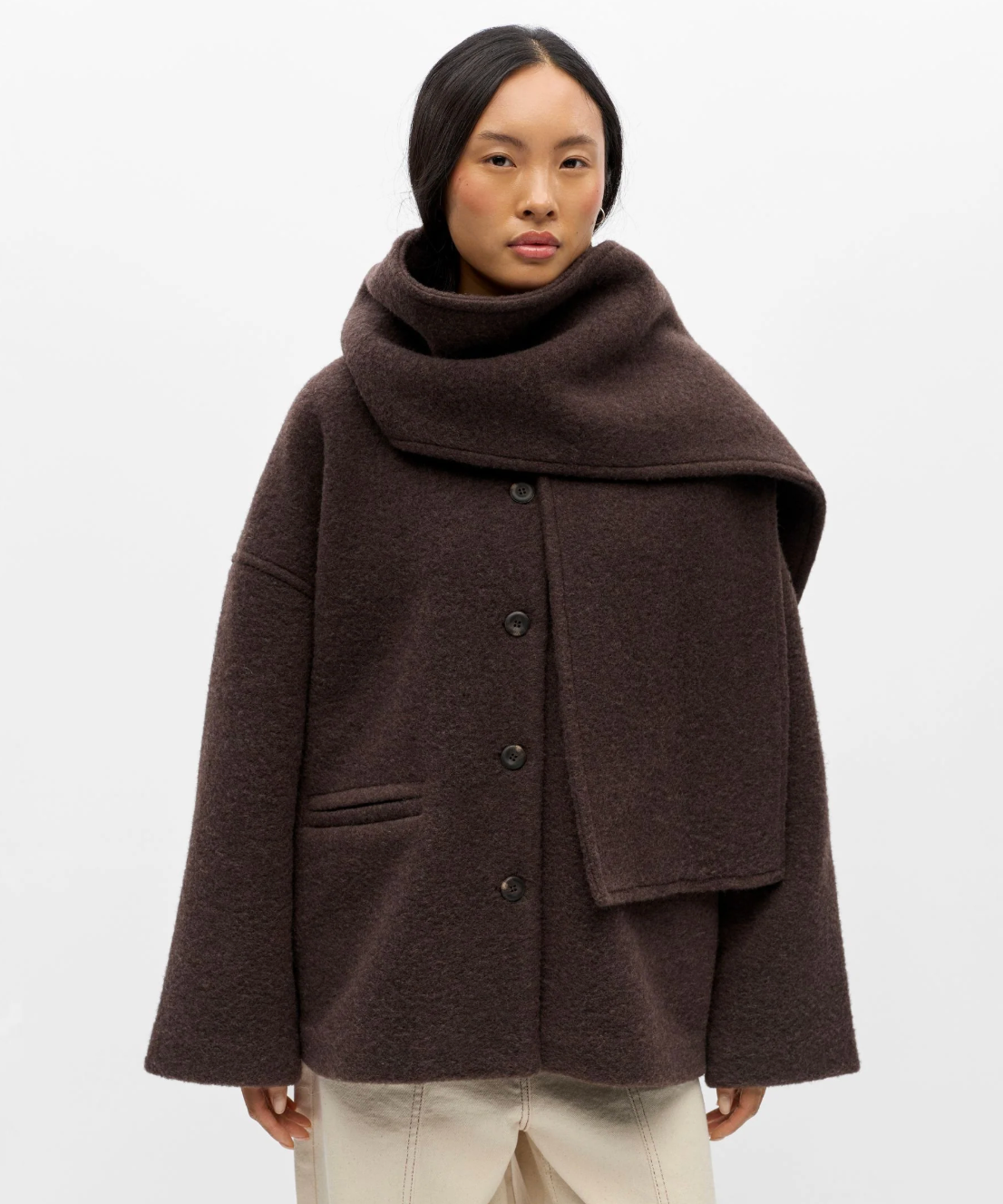 Veste OBJMAISE OBJECT Seal Brown – détail écharpe portée autour du cou