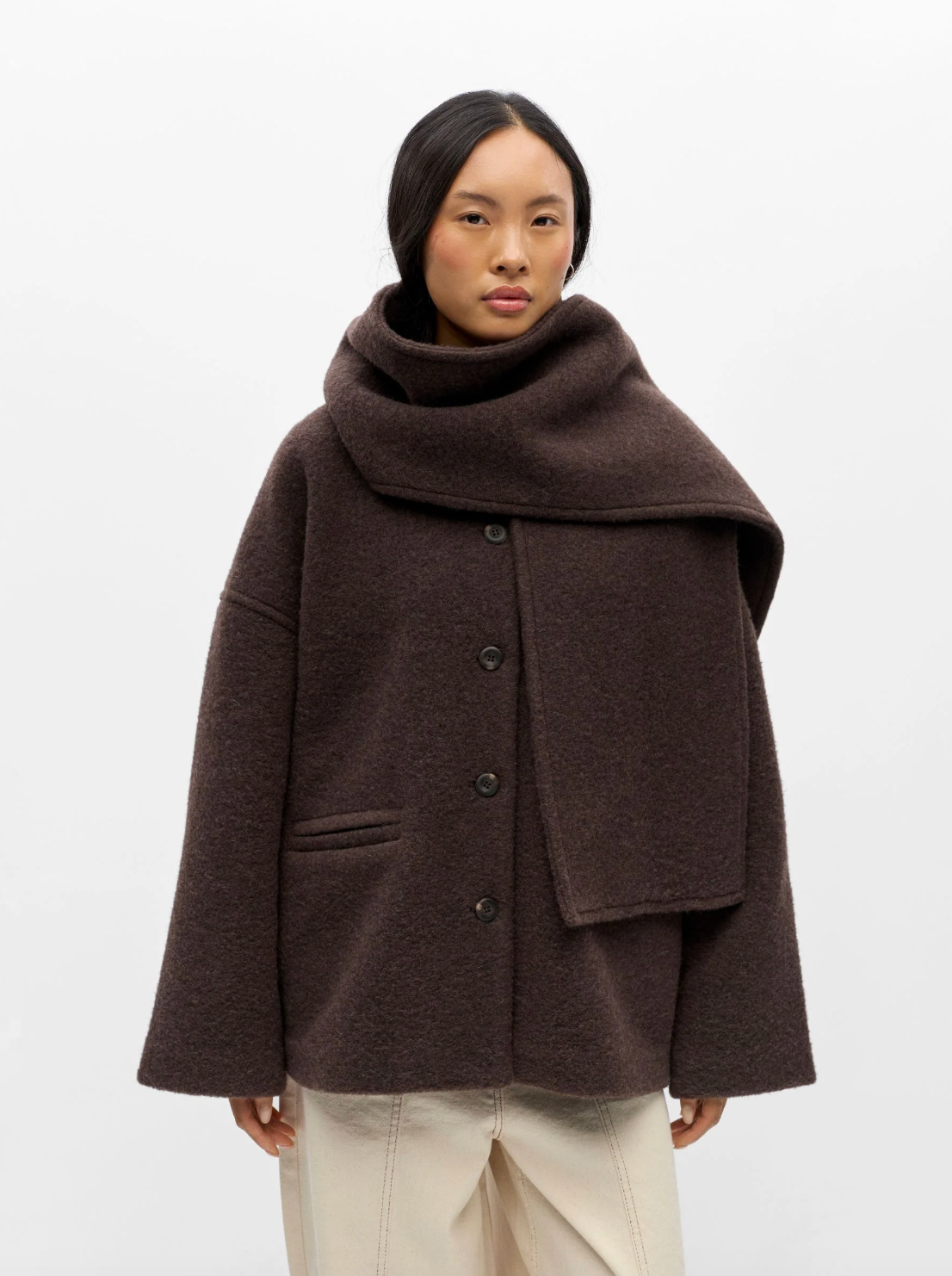 Veste OBJMAISE OBJECT Seal Brown – détail écharpe portée autour du cou