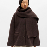 Veste OBJMAISE OBJECT Seal Brown – détail écharpe portée autour du cou
