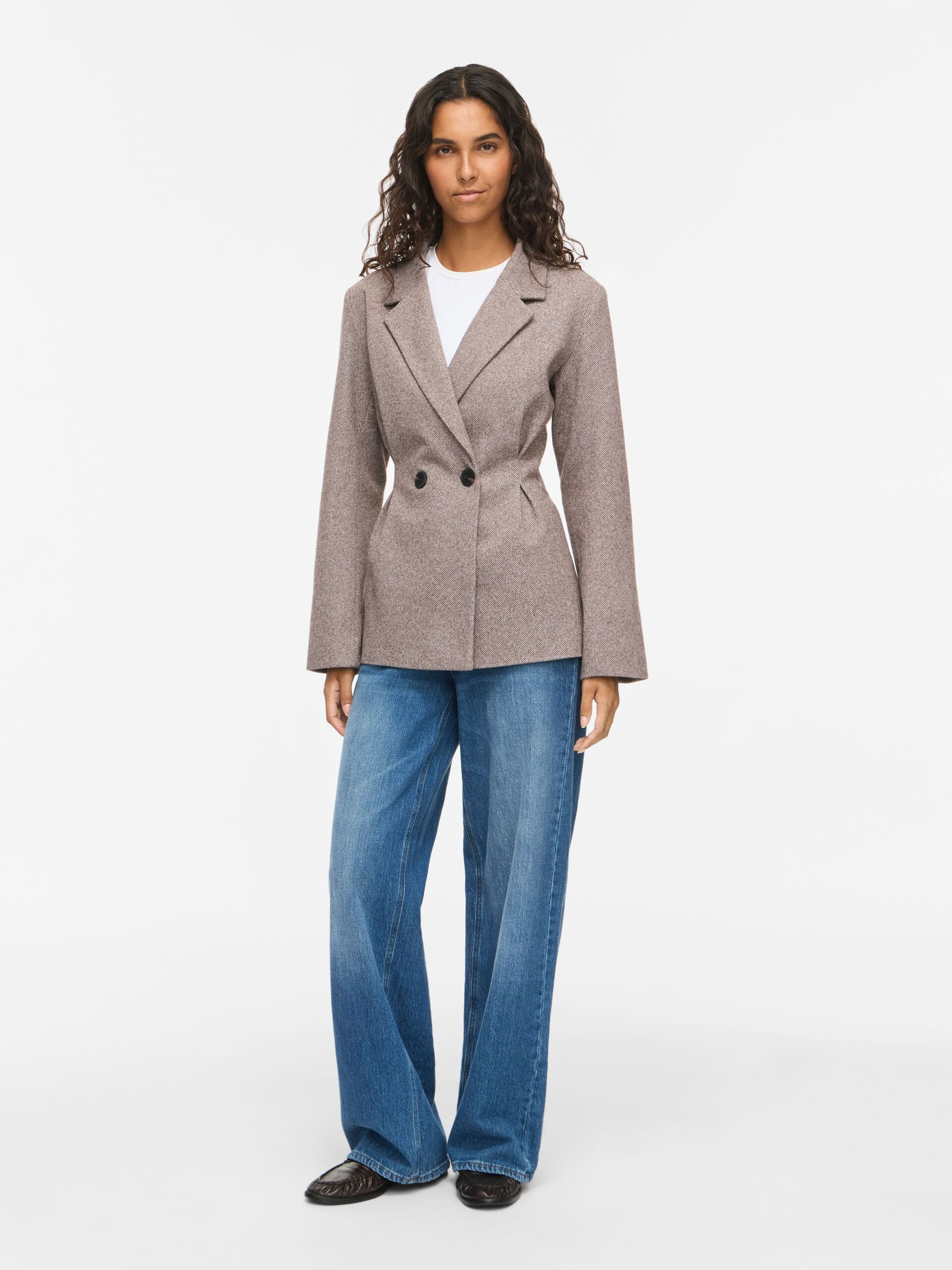 Veste blazer VISOLENE VILA Coffee Bean – portée de face avec jean