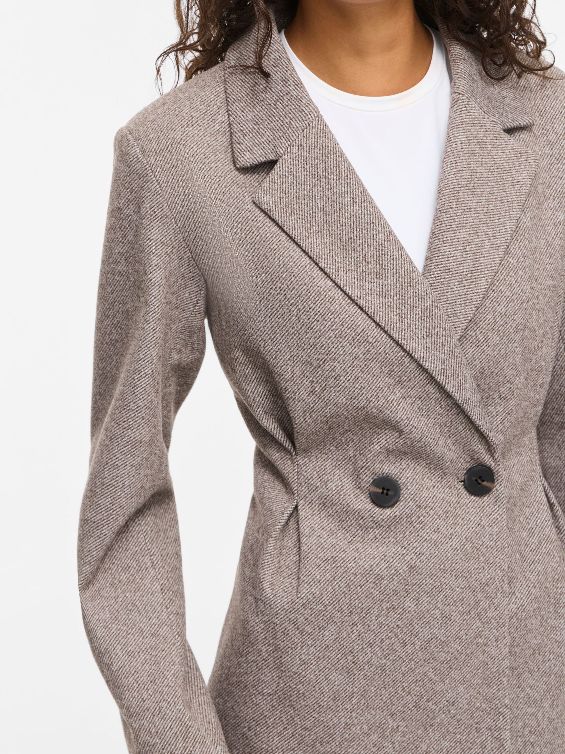 Veste VISOLENE VILA Coffee Bean – détail du double boutonnage et de la taille cintrée