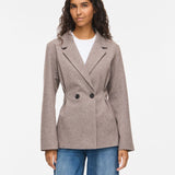 Veste blazer cintrée VISOLENE VILA Coffee Bean – portée de face