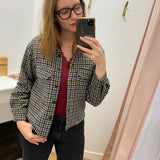 Veste courte à carreaux Lola Espeleta – portée ouverte sur un top bordeaux