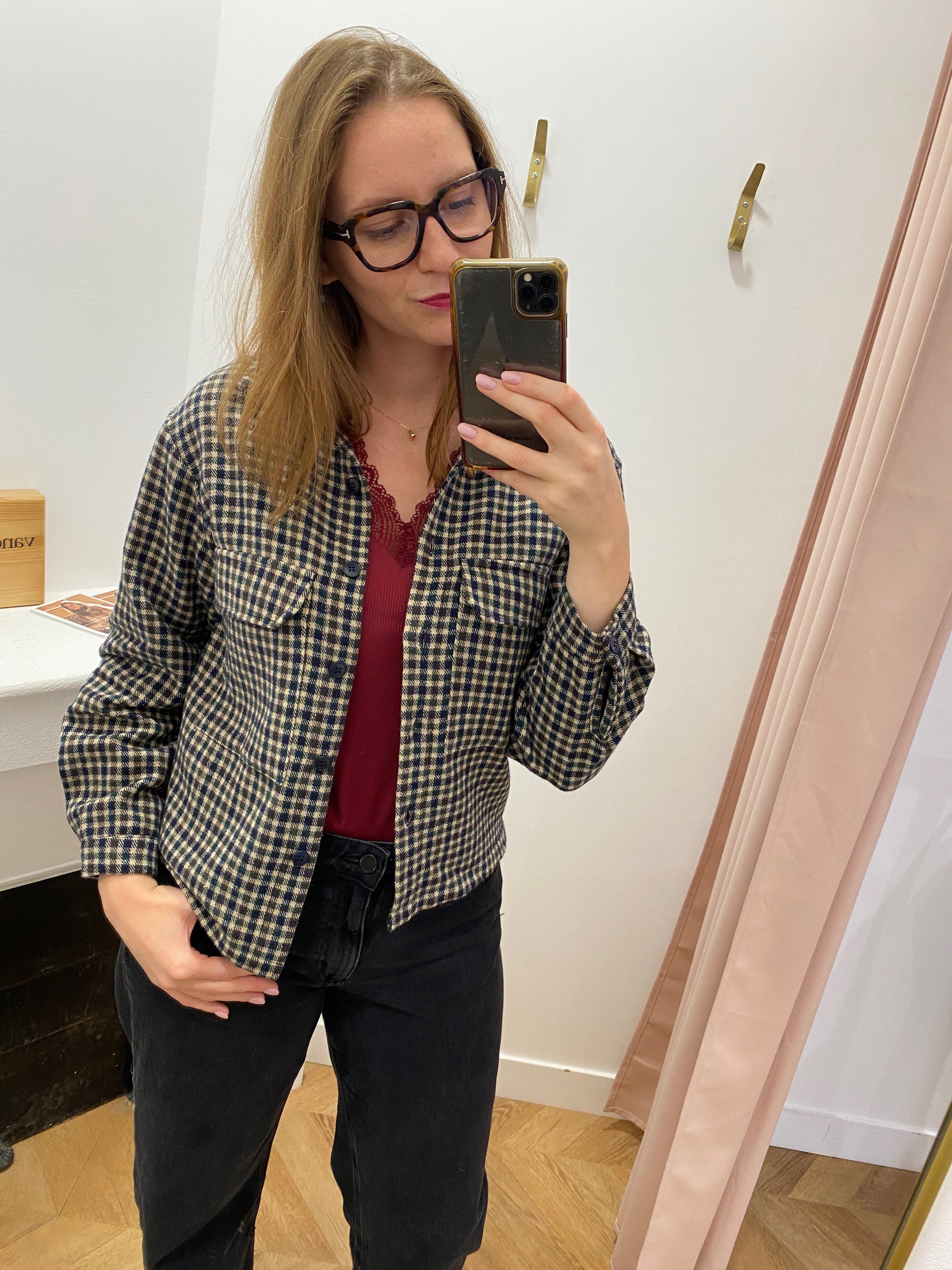 Veste courte à carreaux Lola Espeleta – portée ouverte sur un top bordeaux