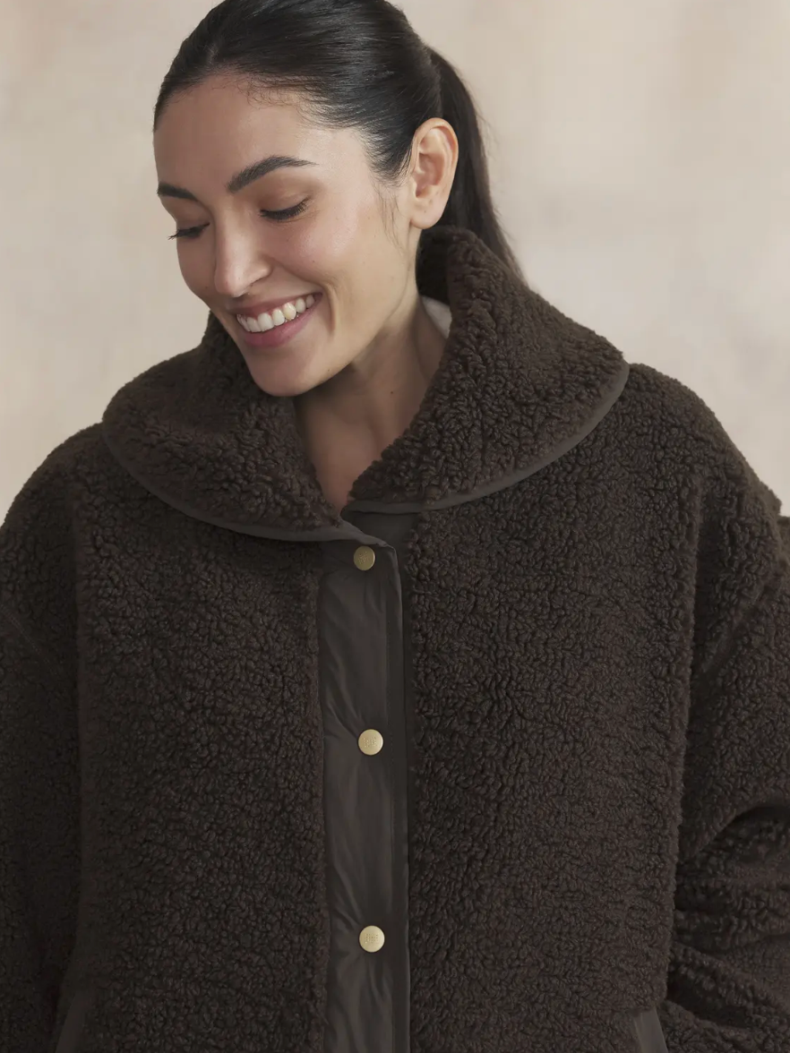 Veste MAYSAVES TBS brun – détail porté du grand col et des boutons-pression