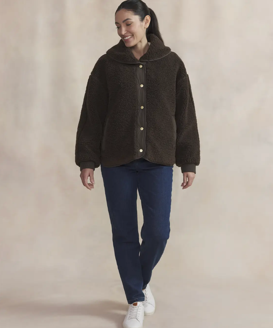 Veste réversible MAYSAVES TBS brun – face sherpa portée avec jean
