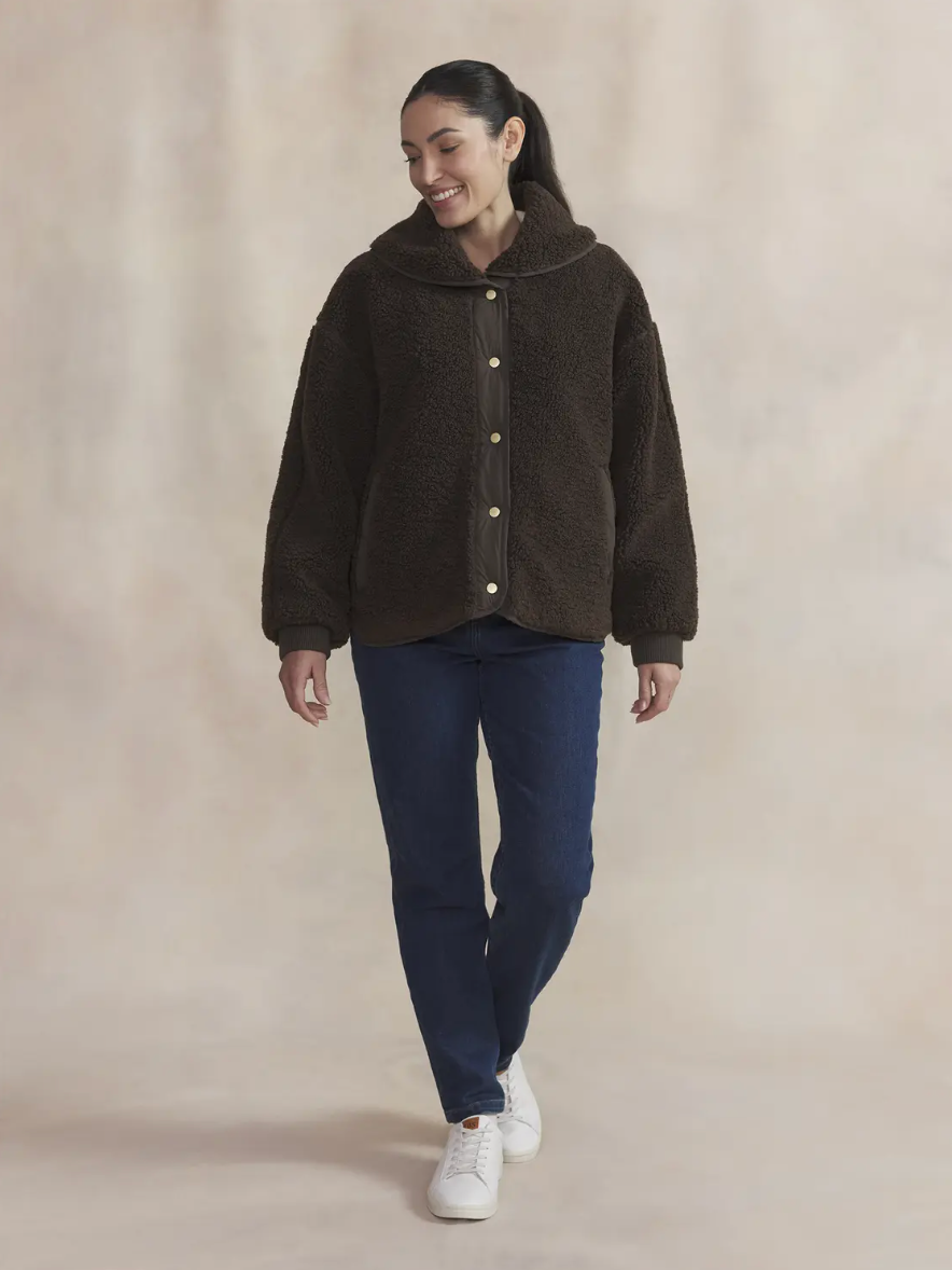 Veste réversible MAYSAVES TBS brun – face sherpa portée avec jean