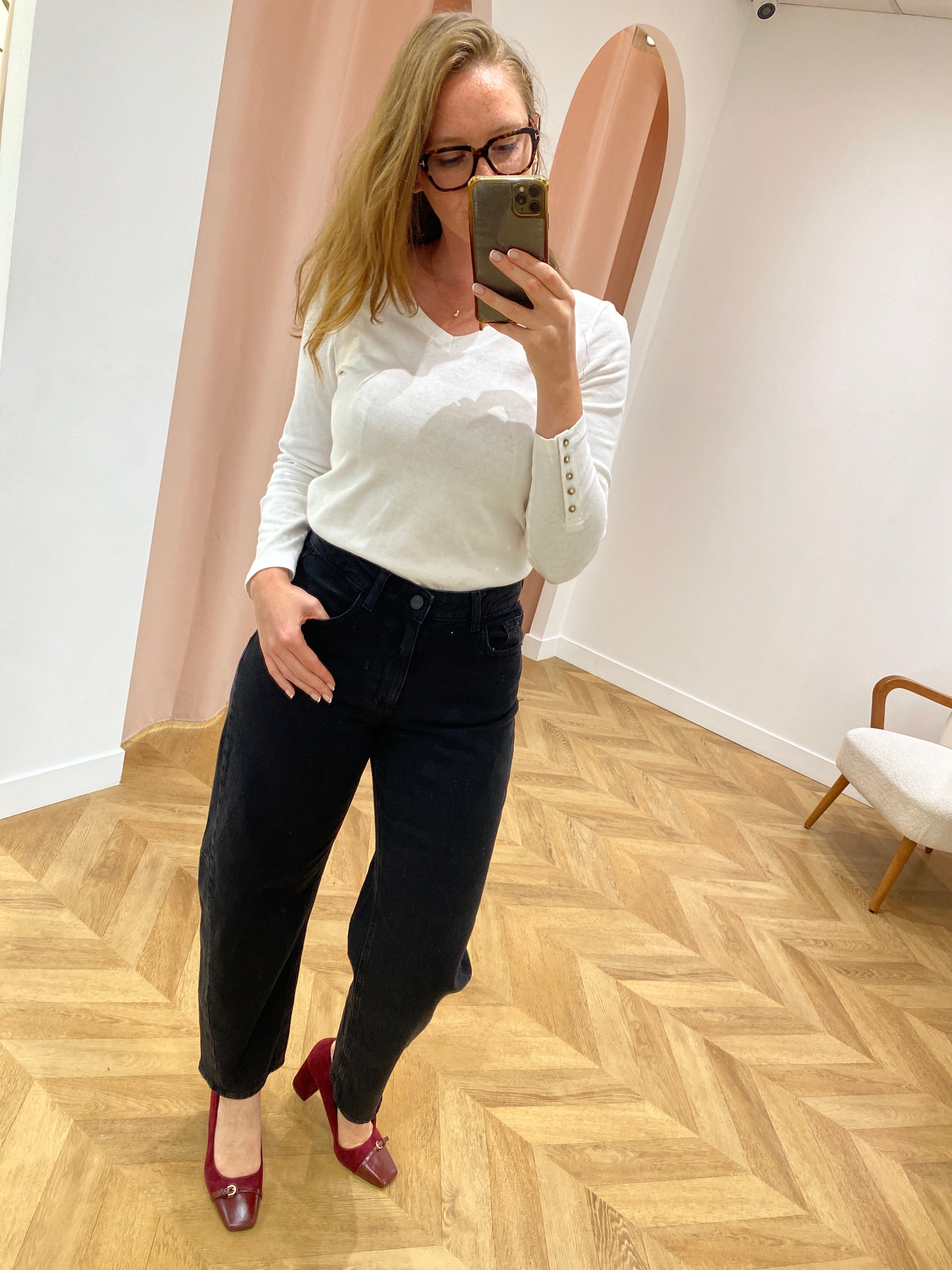 Jean barrel noir VIBRADY VILA porté en boutique avec escarpins rouges