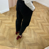 Jean VIBRADY VILA Black Denim porté en boutique vue de trois quarts dos