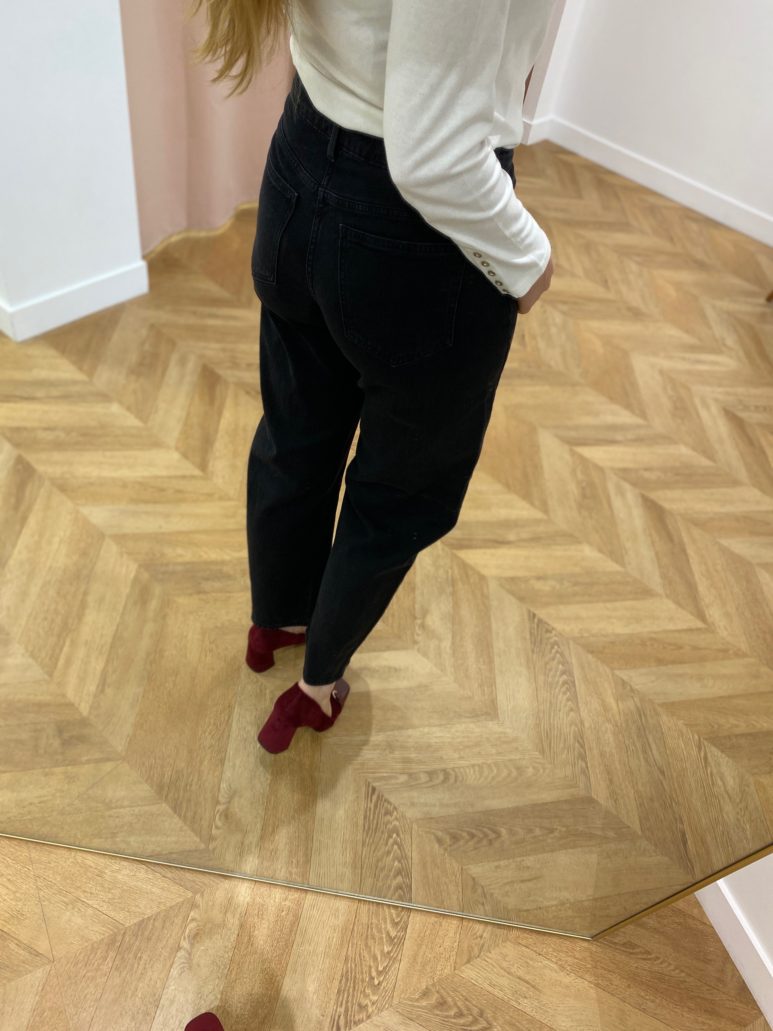 Jean VIBRADY VILA Black Denim porté en boutique vue de trois quarts dos