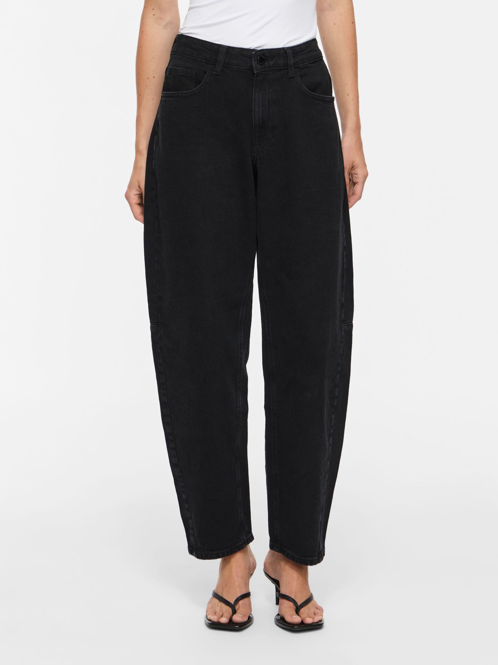Jean VIBRADY VILA Black Denim porté avec sandales à talons