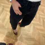 Détail taille et poche avant du jean VIBRADY VILA porté en boutique
