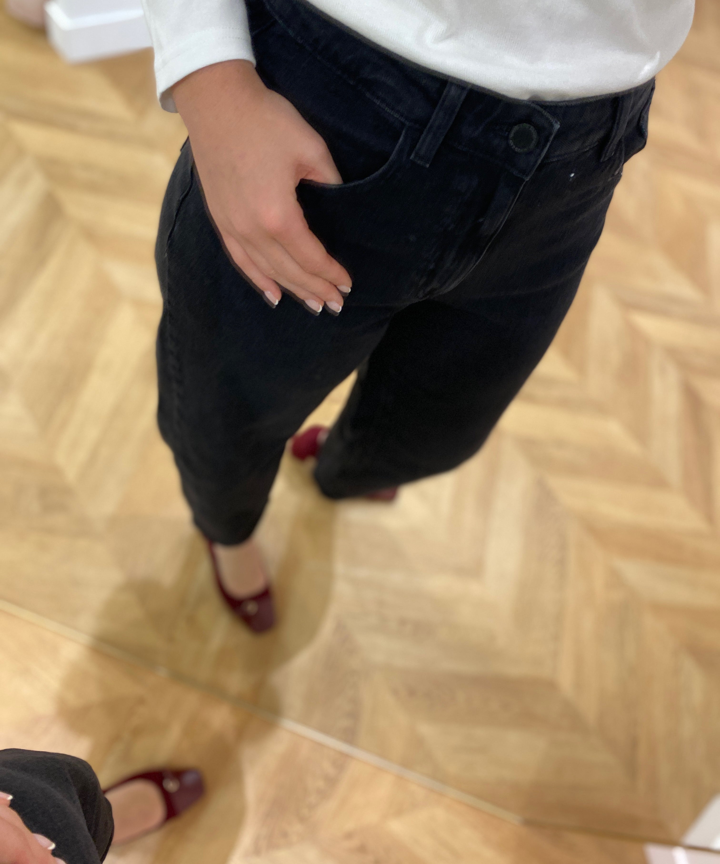 Détail taille et poche avant du jean VIBRADY VILA porté en boutique