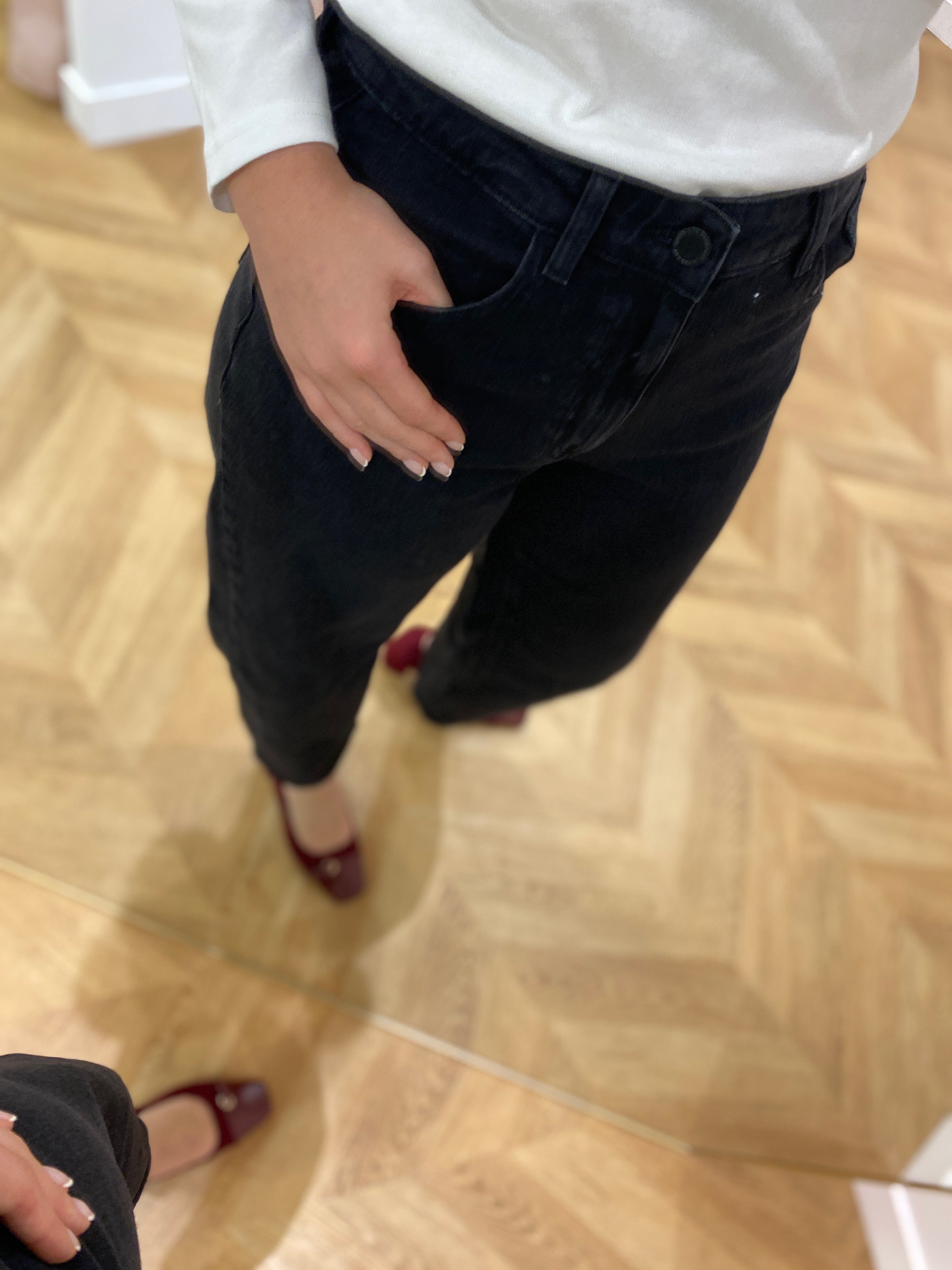 Détail taille et poche avant du jean VIBRADY VILA porté en boutique