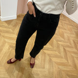 Jean VIBRADY VILA noir porté en boutique vue de trois quarts face